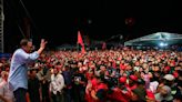 Thousands brave rainstorm to watch Anwar make final Pakatan pitch for GE15