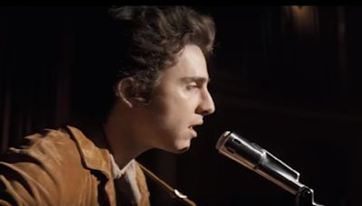 Timothée Chalamet se transforma en Bob Dylan en el nuevo tráiler de 'A Complete Unknown'