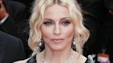 Madonna : À 65 ans, la star enflamme la toile en posant topless aux côtés d'un mystérieux jeune homme