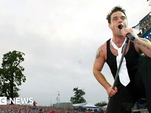 Robbie Williams bares his soul in support of Hertfordshire artist