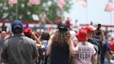 Cubanos en Miami protestan por valla que compara a Trump con Fidel Castro - El Diario NY