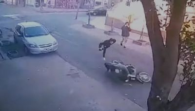 Video: así tiraron de la moto a una mujer para robarle en la zona norte de Rosario