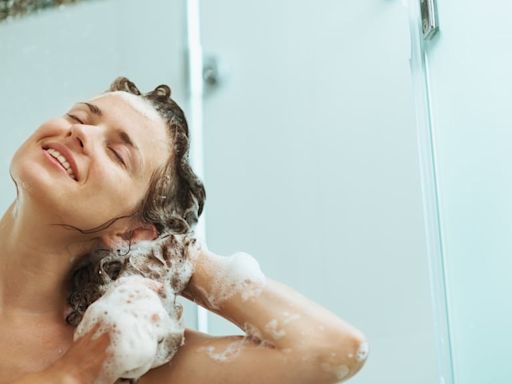 Cada cuánto hay que lavarse el pelo con shampoo, según el dermatólogo Álex Docampo