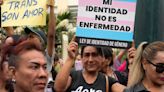 Un decreto que dice que la transexualidad es un "trastorno mental" desata protestas en Perú