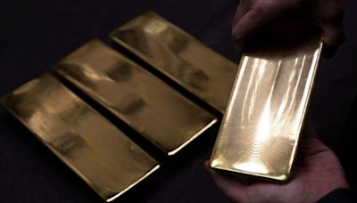 Gold prices set for weekly drop, with focus on Fed cues