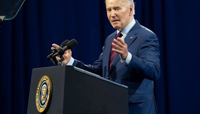 Biden se reúne con familiares de los policías muertos en un tiroteo en Carolina del Norte