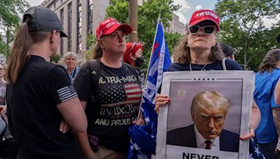 Cartazes, empurrões e torcida: o clima em NY durante o julgamento de Trump