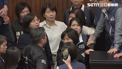 2女人戰爭！徐巧芯全副武裝上陣親秀戰袍 林淑芬嗆：100萬投資詐騙集團