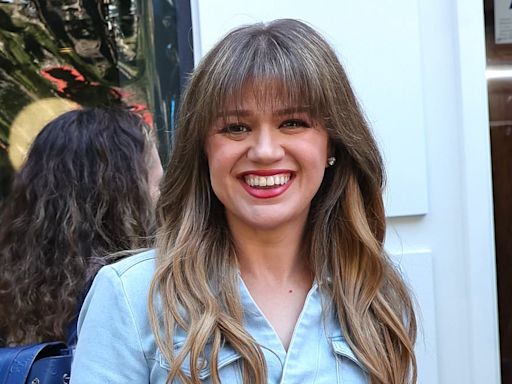 Kelly Clarkson shows off her trim frame in denim jumpsuit