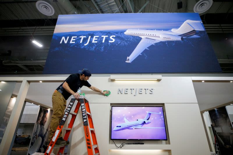 Buffett’s NetJets sues pilots’ union for defamation