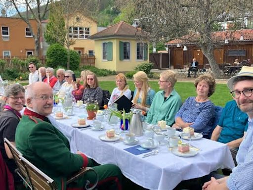 Kaffeetafel im Grünen zum Geburtstag des Rudolstädter Schillerhauses