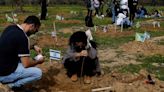 Familiares en duelo plantan árboles en el monumento israelí a los muertos en el festival