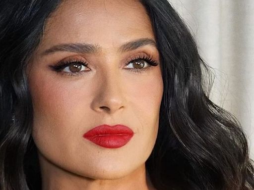 Salma Hayek derrocha belleza con espectacular vestido lavanda