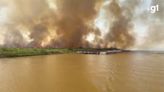 Muralha de fogo e fumaça cerca cidade no Pantanal de MS; vídeo