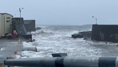 凱米風雨增強 南方澳漁港水位已滿到岸上