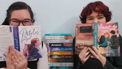 Las autoras españolas Iria y Selene: “¿Por qué puedes generar un mundo con dragones, pero no un mundo sin homofobia?” - La Tercera