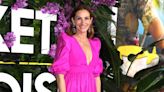 Los looks opuestos de Julia Roberts y Amal Clooney: un vestido 'Barbiecore' y otro de 2002