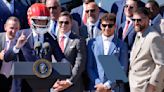 Biden recibe a los Chiefs, campeones del Super Bowl, y rompe regla no escrita sobre los sombreros