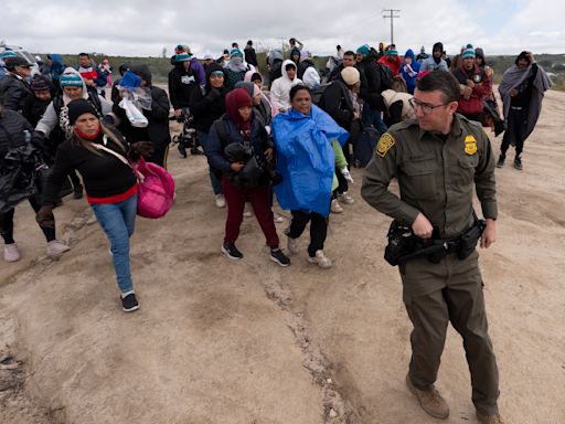 Cómo funcionaría la nueva medida de Biden para frenar solicitudes de asilo en frontera sur de EEUU