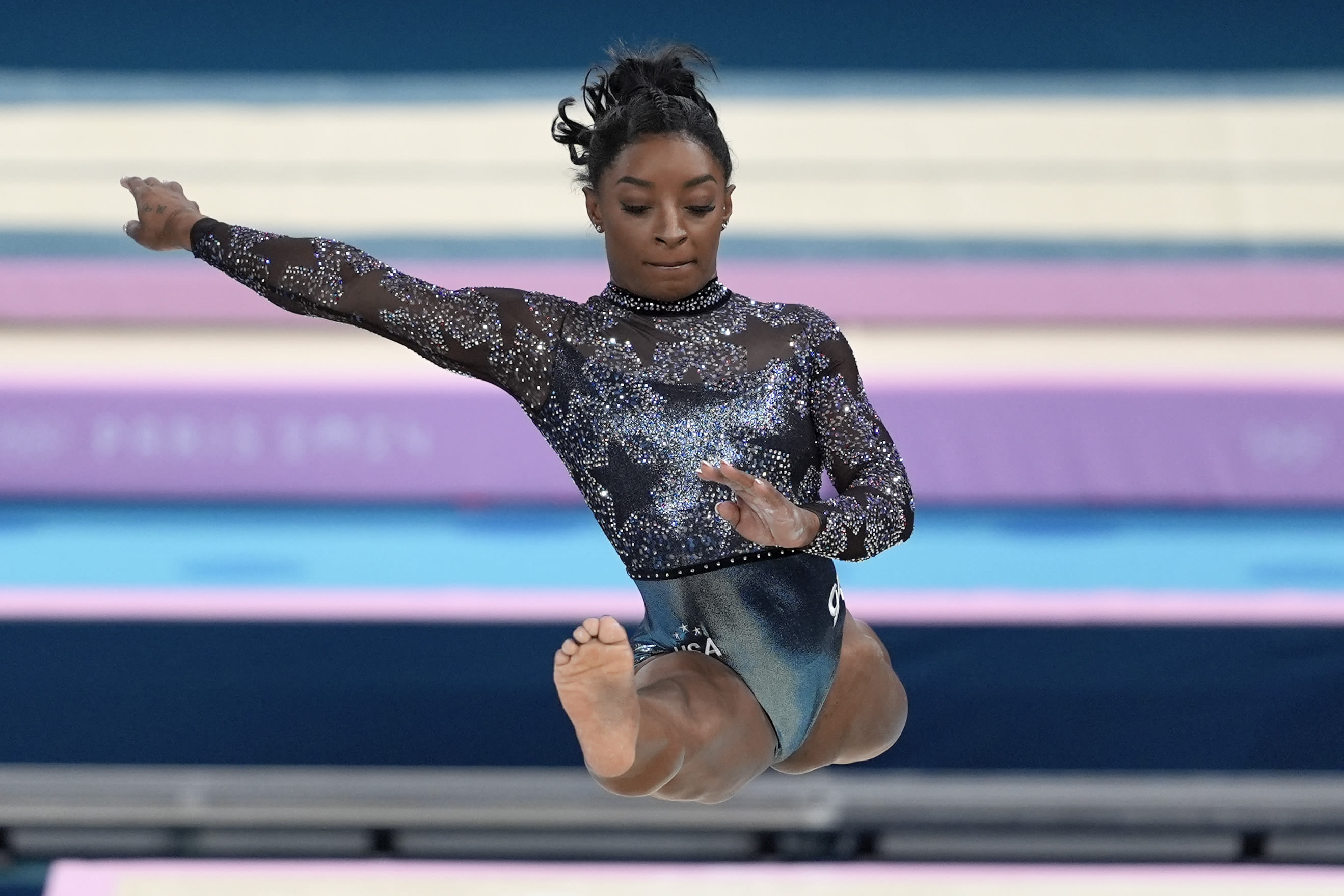 Olympics live updates: Simone Biles leads her group in gymnastics qualifying after leg discomfort