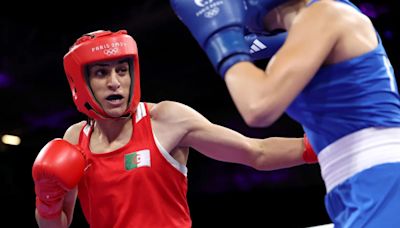 Imane Khelif, boxeadora argelina que tuvo problemas con una prueba de género, gana su primer combate olímpico en París tras la renuncia de su rival