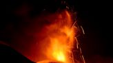 La erupción del volcán Etna se intensifica con lava y una columna de humo de 5 kilómetros