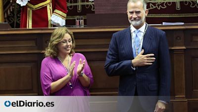 Felipe VI recibe la Medalla de Oro del Parlamento de Canarias con elogios a los profesionales que atienden a los migrantes