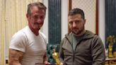Sean Penn le prestó un premio Oscar al presidente Volodimir Zelensky hasta que Ucrania “gane la guerra”