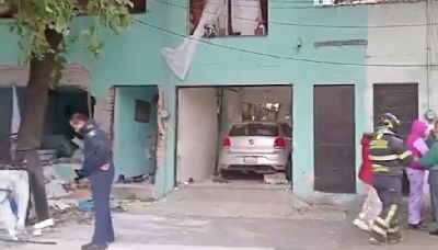 Explosión por gas destruye casa en San Pedro de los Pinos; hay dos perritos heridos