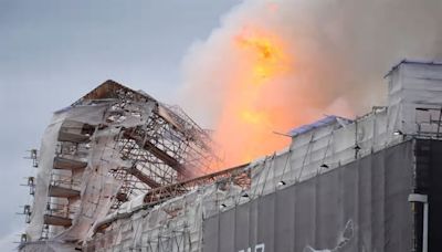 Copenhague, Dinamarca. Un incendio arrasa el histórico edificio de la Bolsa