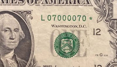 ¿Qué significa la estrella al final del número de serie de algunos billetes de dólar?