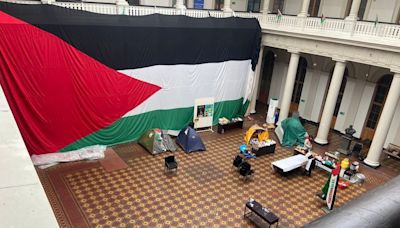 “Acampe” por Palestina en la Universidad de Chile termina luego de dos meses - La Tercera