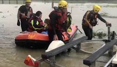 凱米雨量成災 新化區工廠淹水1米 消防隊救出2人2狗 - 生活