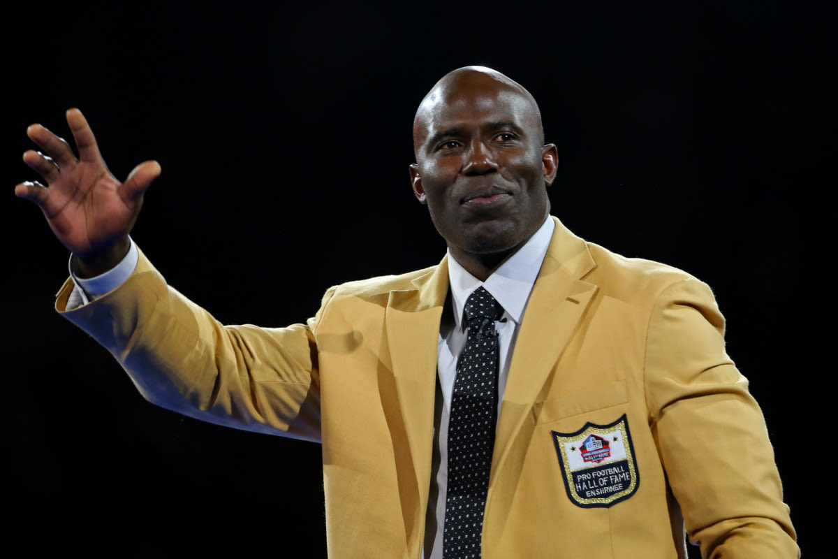 Terrell Davis Reveals Details Of 'Traumatizing' United Airlines Incident