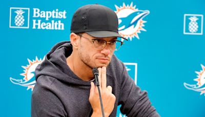 Chris Perkins: I kinda, sorta asked the Dolphins about politics. Here’s what happened …