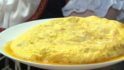 Esther, la maga de las tortillas de Betanzos: "Cerraré el bar cuando los clientes ya no me quieran"