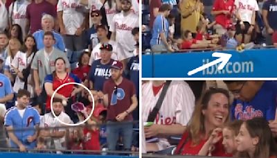 Cuando vas al béisbol en primera fila y un 'home run'... ¡te tira los nachos al campo! - MarcaTV