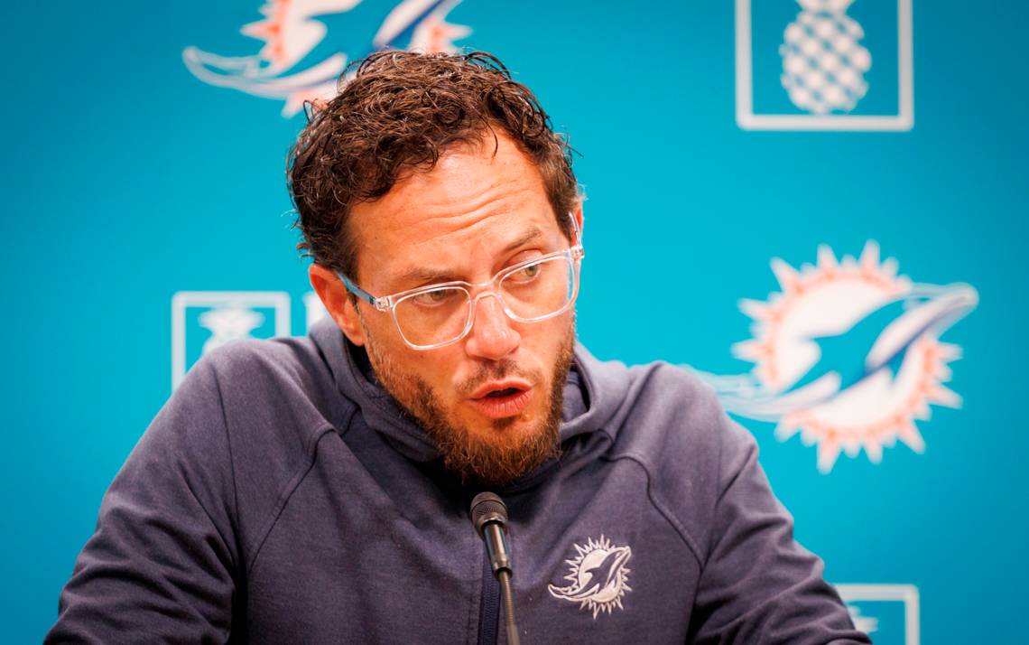 McDaniel gives updates on injuries, Tart’s release. And Dolphins sign defensive tackle