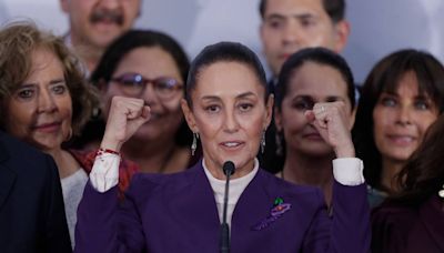 Sheinbaum rechaza poner “en riesgo” la democracia en México en encuentro con intelectuales