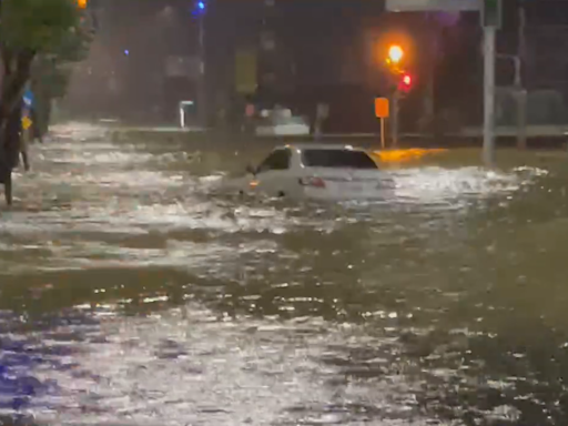 快訊/凱米甩尾襲高雄！豪雨狂炸各地 楠梓近梓官區域嚴重淹水