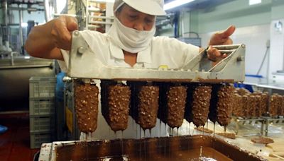 A los colombianos les gusta comer helado con 3 litros al año por persona: así crece la industria heladera en el país