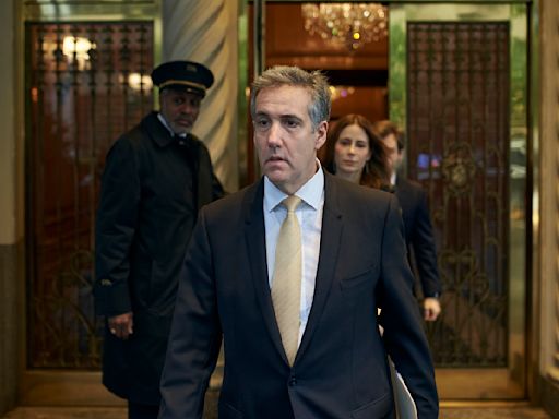 Defensa de Trump presiona a Cohen por sus delitos y mentiras en juicio contra el expresidente