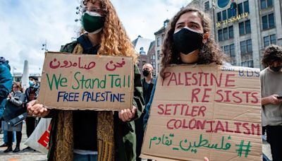 Un centenar de manifestantes propalestinos acampan en la Universidad de Ámsterdam, en Países Bajos