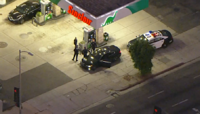 Pursuit suspects bail from car at end of pursuit in Carthay area, prompting large search from police