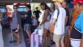 La Nación / Turistas evacuados y vuelos suspendidos en México ante acercamiento de Beryl