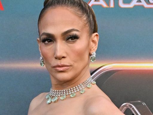 Jennifer Lopez cancela turnê e revela o motivo publicamente