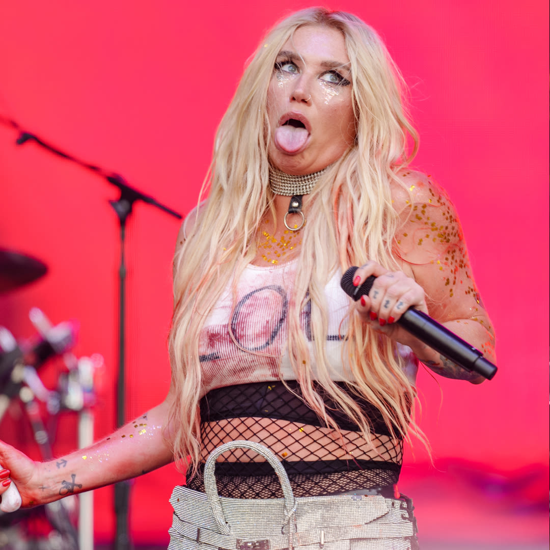 Kesha Accessorizes a "Birkin Skirt" With Fishnets and Fake Blood at Lollapalooza