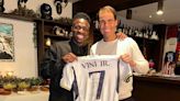 Vini Jr. presenteia Rafael Nadal com camisa do Real Madrid e faz dedicatória: ‘Para o melhor’