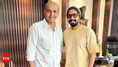 Vishnu Vishal meets 'Lagaan' director Ashutosh Gowariker | Tamil Movie News - Times of India
