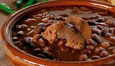 Prepare los tradicionales frijoles con chicharrones como un experto en comida colombiana: instrucciones paso a paso